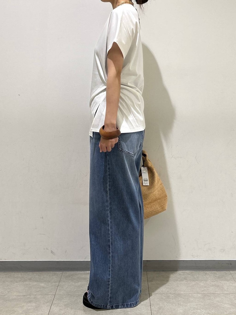 ブラック系のTシャツ/カットソー、ブルー系のデニムパンツ、ブラウン系のサンダルを着用したレディースの夏コーディネートの2枚目の写真