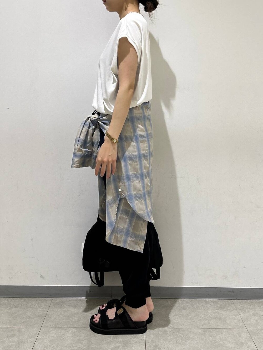 ブラウン系のサンダル、ホワイト系のTシャツ/カットソー、ブルー系のシャツ/ブラウスを着用したレディースの夏コーディネートの2枚目の写真
