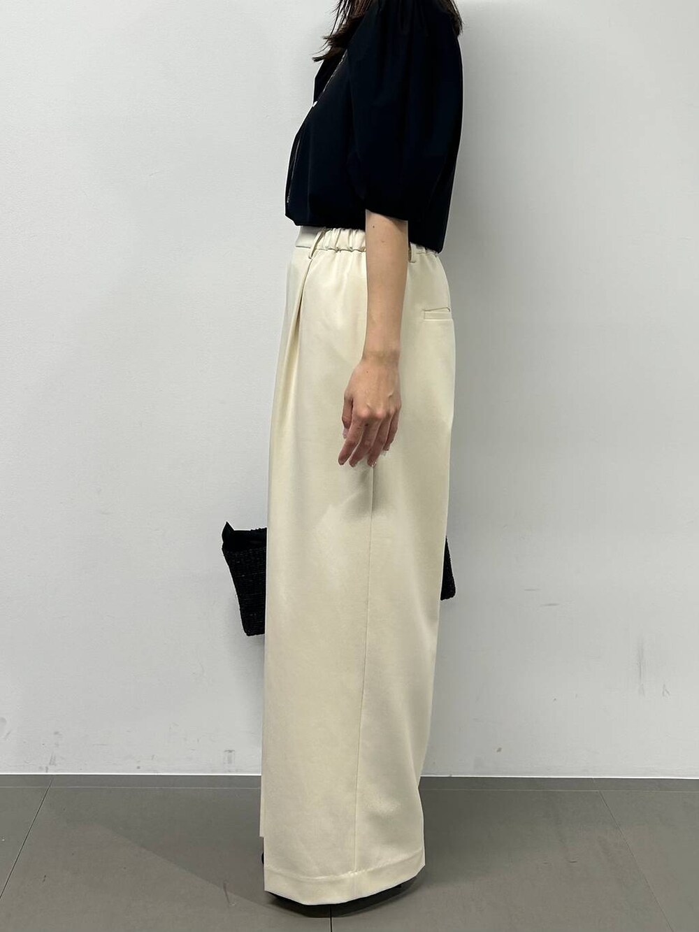 ブラック系のシャツ/ブラウス、ホワイト系のその他パンツ、ブラック系のサンダルを着用したレディースの春コーディネートの2枚目の写真