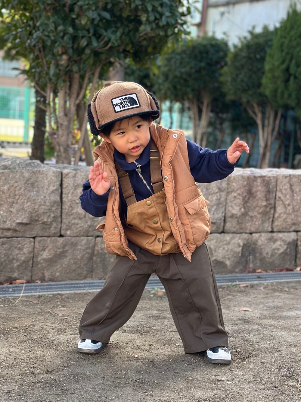 「キャンパーベスト、ローリーズファームキッズ、ペアマノンストリート、男の子コーデ、男の子ファッション、ノースフェイスキッズ、キャメルアウター、キッズコーデ」｜「THE NORTH FACEのTHE NORTH FACE/ザ・ノース・フェイス/K WIN TRUCKER CAP/キッズ ウィンタートラッカーキャップ/HEADWEAR/ﾍｯﾄﾞｳｪｱ/NNJ42005/K WIN TRUCKER CAP（キャップ、ブラウン系）」を使った、harupiさん（キッズ・100cm）の冬コーディネートの3枚目の写真