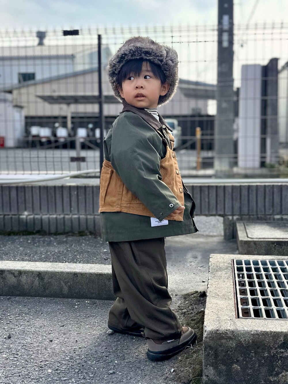 「フライトキャップ、キッズファッション、女の子、キッズコーデ、男の子コーデ、冬コーデ、レイヤードスタイル、ミリタリーコーデ、プチプラ」｜「one day the one goodのアイテム（帽子、ブラック系）」を使った、harupiさん（キッズ・100cm）の冬コーディネートの2枚目の写真