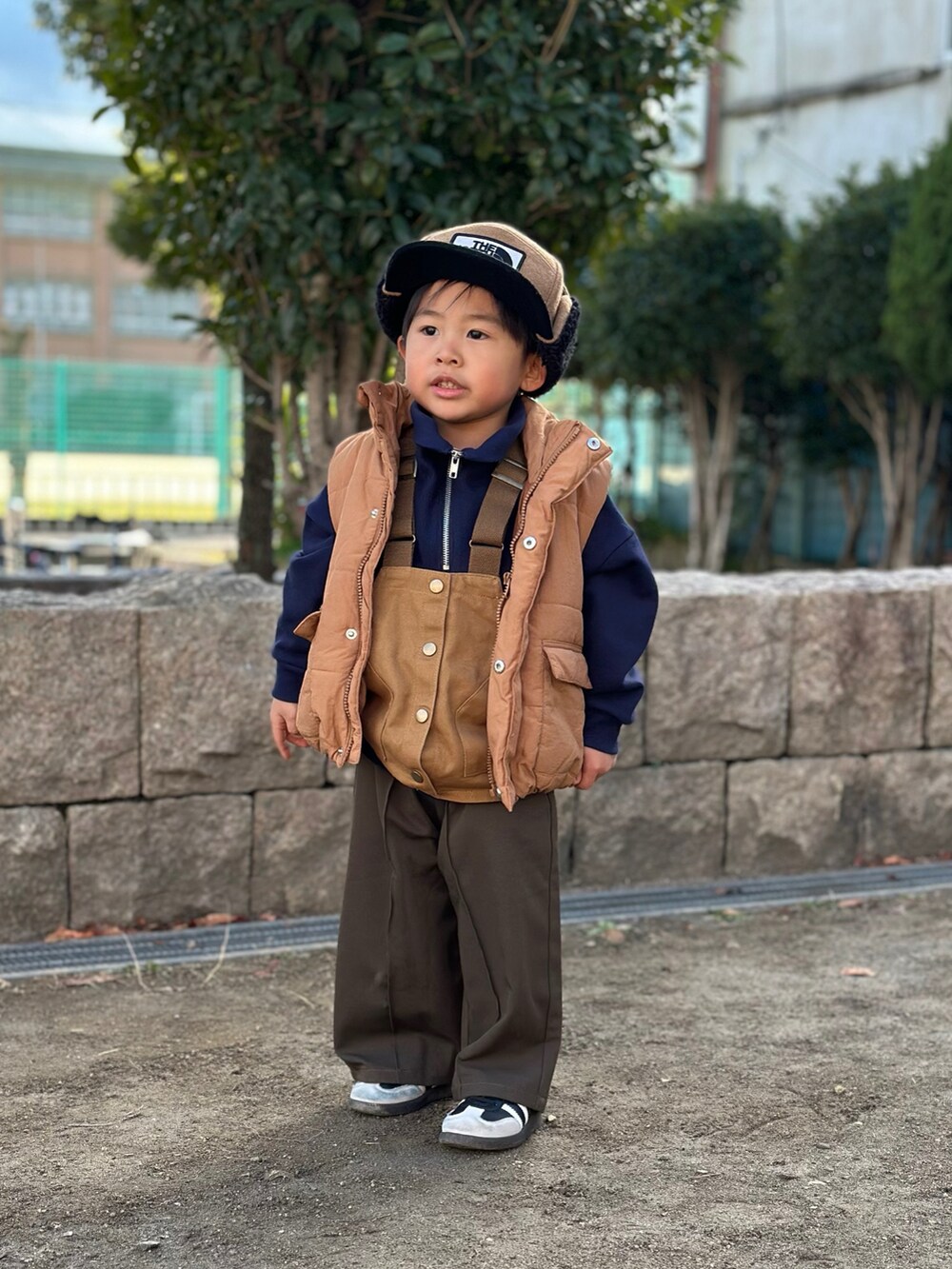 「キャンパーベスト、ローリーズファームキッズ、ペアマノンストリート、男の子コーデ、男の子ファッション、ノースフェイスキッズ、キャメルアウター、キッズコーデ」｜「THE NORTH FACEのTHE NORTH FACE/ザ・ノース・フェイス/K WIN TRUCKER CAP/キッズ ウィンタートラッカーキャップ/HEADWEAR/ﾍｯﾄﾞｳｪｱ/NNJ42005/K WIN TRUCKER CAP（キャップ、ブラウン系）」を使った、harupiさん（キッズ・100cm）の冬コーディネートの2枚目の写真
