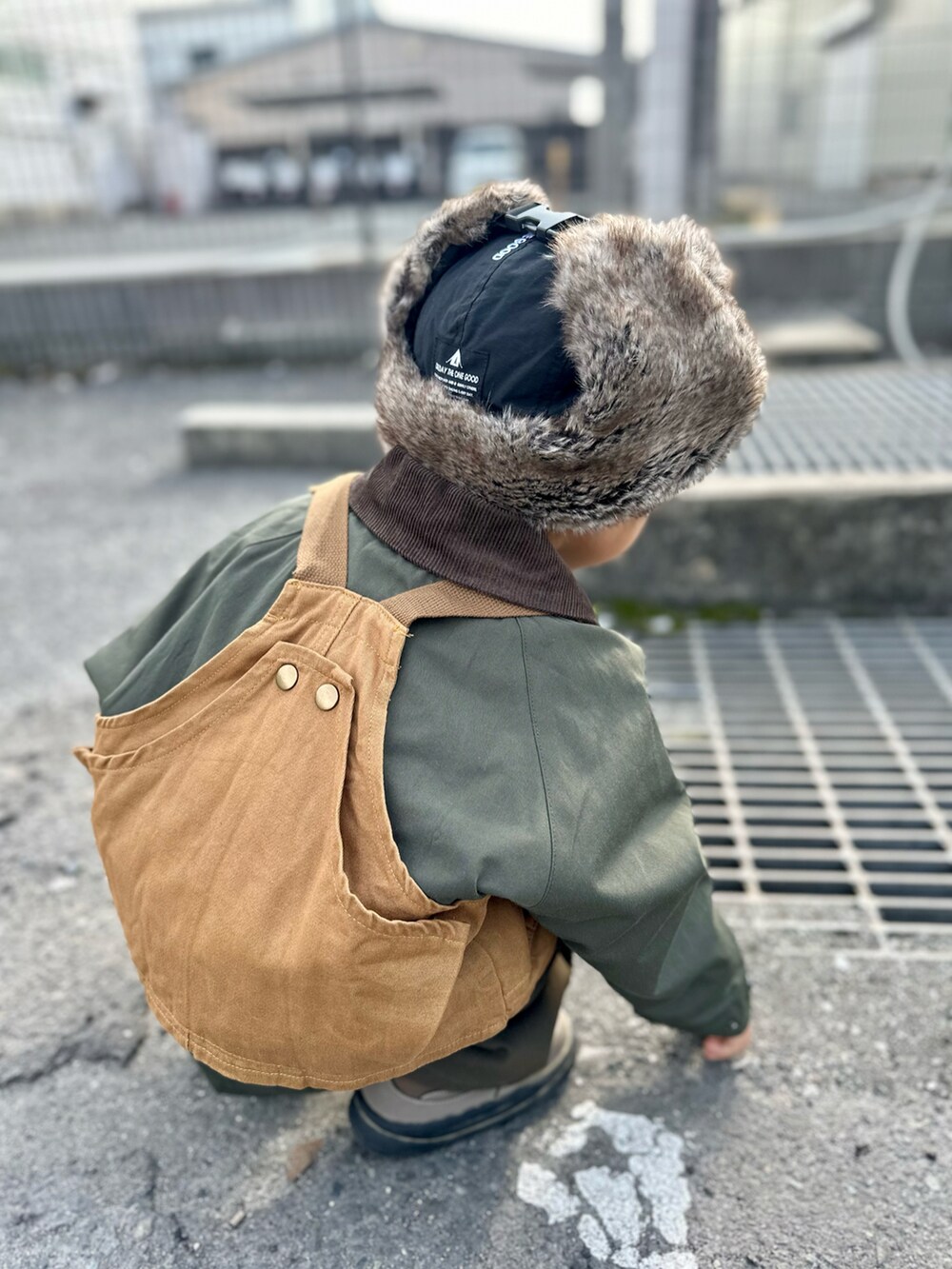 「フライトキャップ、キッズファッション、女の子、キッズコーデ、男の子コーデ、冬コーデ、レイヤードスタイル、ミリタリーコーデ、プチプラ」｜「one day the one goodのアイテム（帽子、ブラック系）」を使った、harupiさん（キッズ・100cm）の冬コーディネートの4枚目の写真