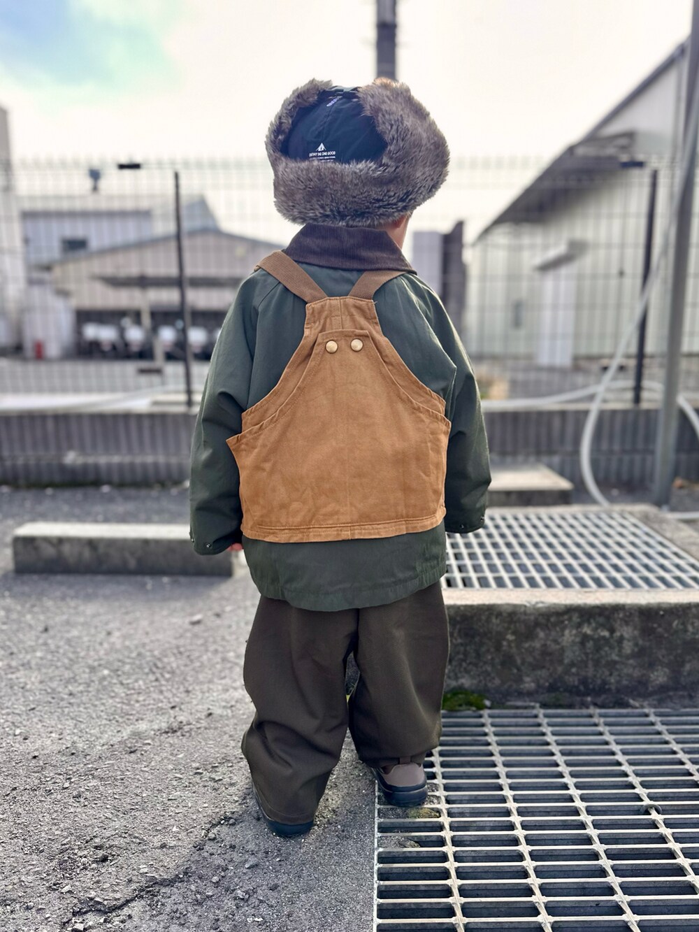 「フライトキャップ、キッズファッション、女の子、キッズコーデ、男の子コーデ、冬コーデ、レイヤードスタイル、ミリタリーコーデ、プチプラ」｜「one day the one goodのアイテム（帽子、ブラック系）」を使った、harupiさん（キッズ・100cm）の冬コーディネートの3枚目の写真