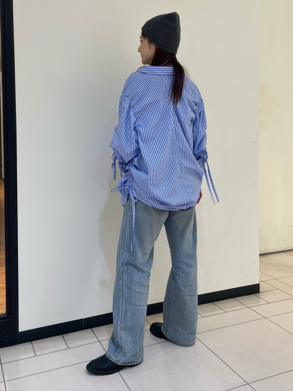 その他のシャツ/ブラウス、ブルー系のデニムパンツ、グレー系のニットキャップ/ビーニーを着用したレディースの秋コーディネートの3枚目の写真