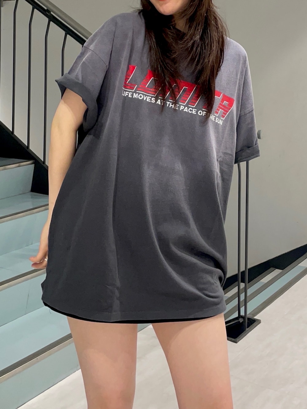 グレー系のTシャツ/カットソー、ブラック系のブーツを着用したレディースの春コーディネートの5枚目の写真