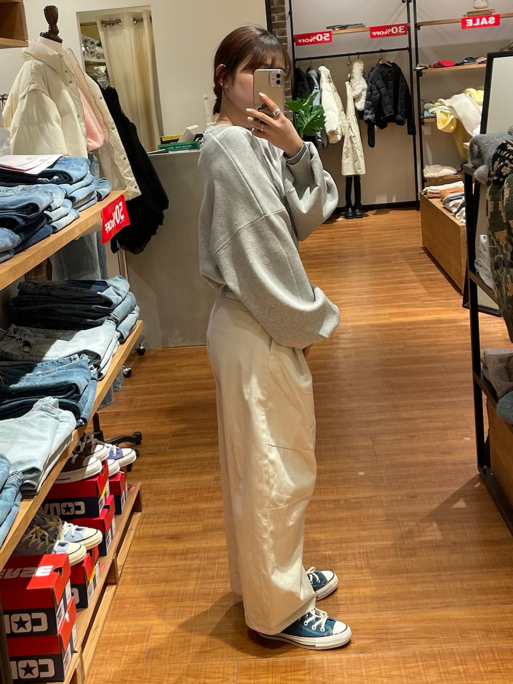 ホワイト系のチノパンツ、グレー系のニット/セーター、グリーン系のニット/セーターを着用したレディースの冬コーディネートの2枚目の写真