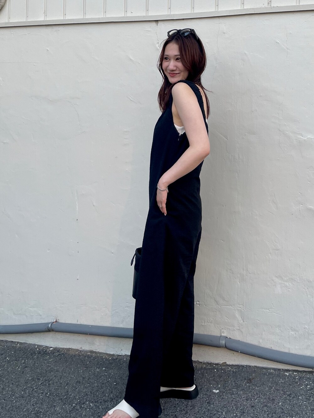 ブラック系のつなぎ/オールインワン、ホワイト系のキャミソールを着用したレディースの夏コーディネートの3枚目の写真