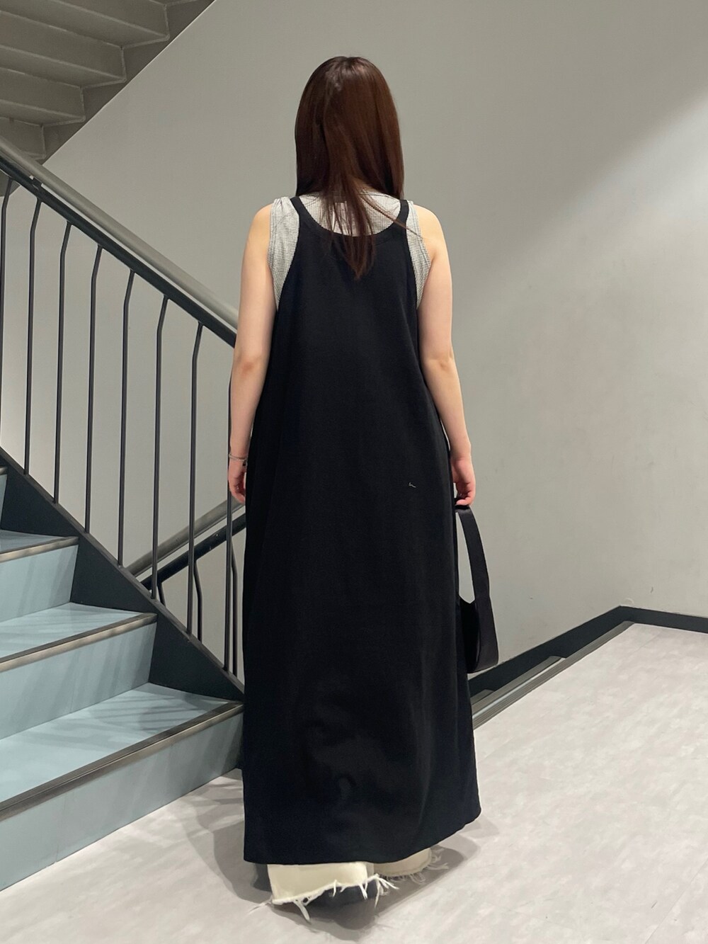 ブラック系のワンピース、その他のタンクトップ、ホワイト系のデニムパンツを着用したレディースの夏コーディネートの4枚目の写真
