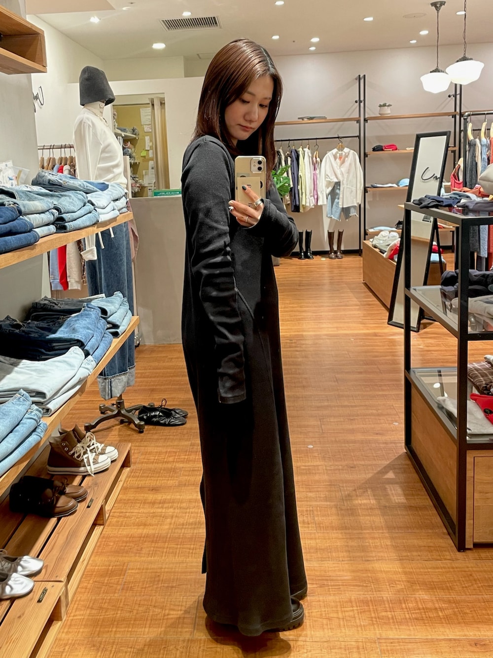 ブラック系のワンピース、ホワイト系のショルダーバッグを着用したレディースの春コーディネートの4枚目の写真