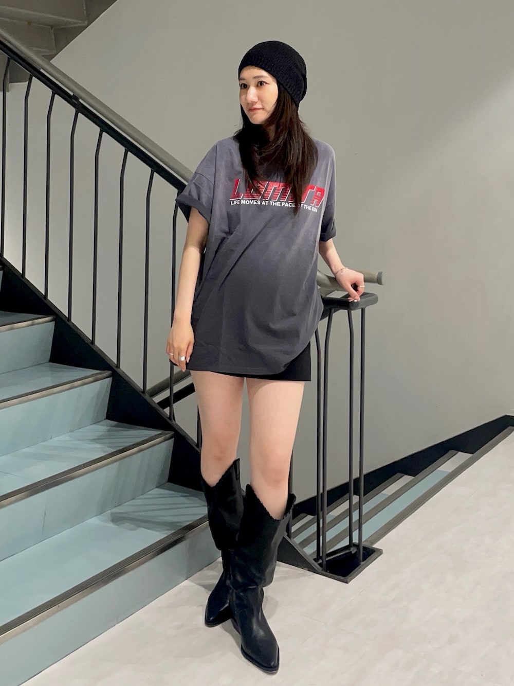 グレー系のTシャツ/カットソー、ブラック系のブーツを着用したレディースの春コーディネートの2枚目の写真