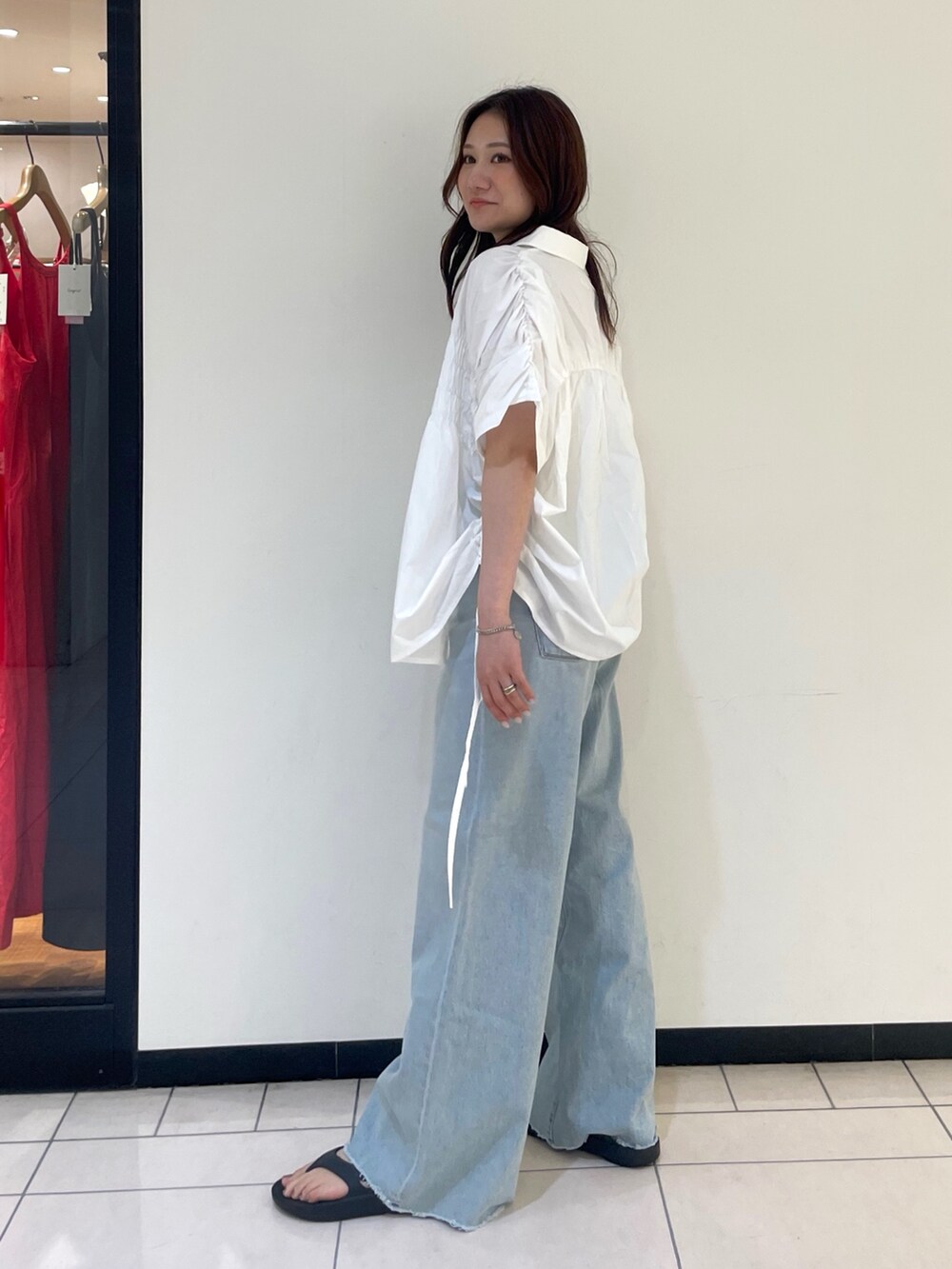 ブルー系のデニムパンツ、ホワイト系のシャツ/ブラウスを着用したレディースの夏コーディネートの4枚目の写真
