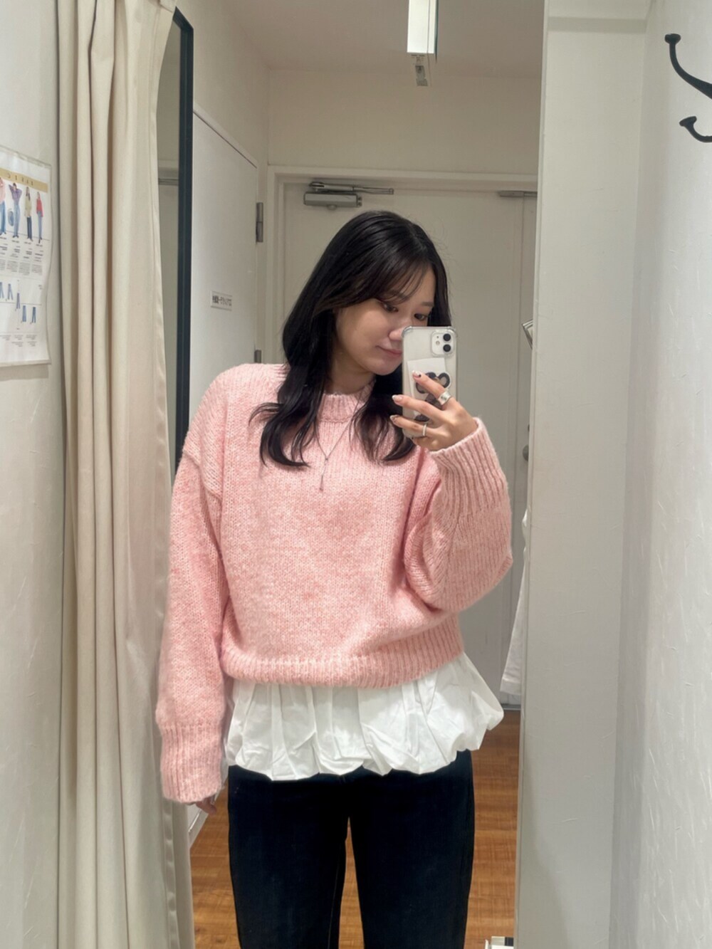 ブルー系のデニムパンツ、ピンク系のニット/セーター、ホワイト系のニット/セーターを着用したレディースの秋コーディネートの4枚目の写真