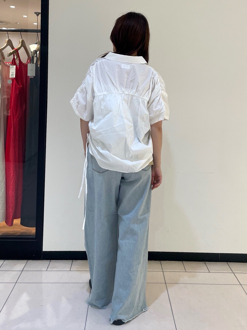 ブルー系のデニムパンツ、ホワイト系のシャツ/ブラウスを着用したレディースの夏コーディネートの5枚目の写真