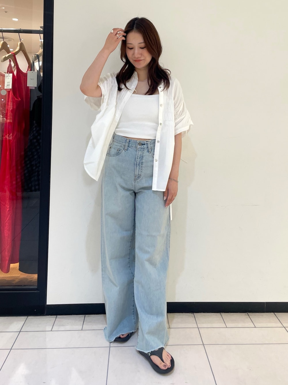 ブルー系のデニムパンツ、ホワイト系のシャツ/ブラウスを着用したレディースの夏コーディネートの2枚目の写真