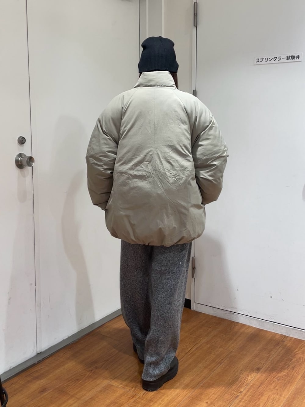 グリーン系のブルゾン、グレー系のその他パンツ、ブラック系のニットキャップ/ビーニーを着用したレディースの冬コーディネートの3枚目の写真