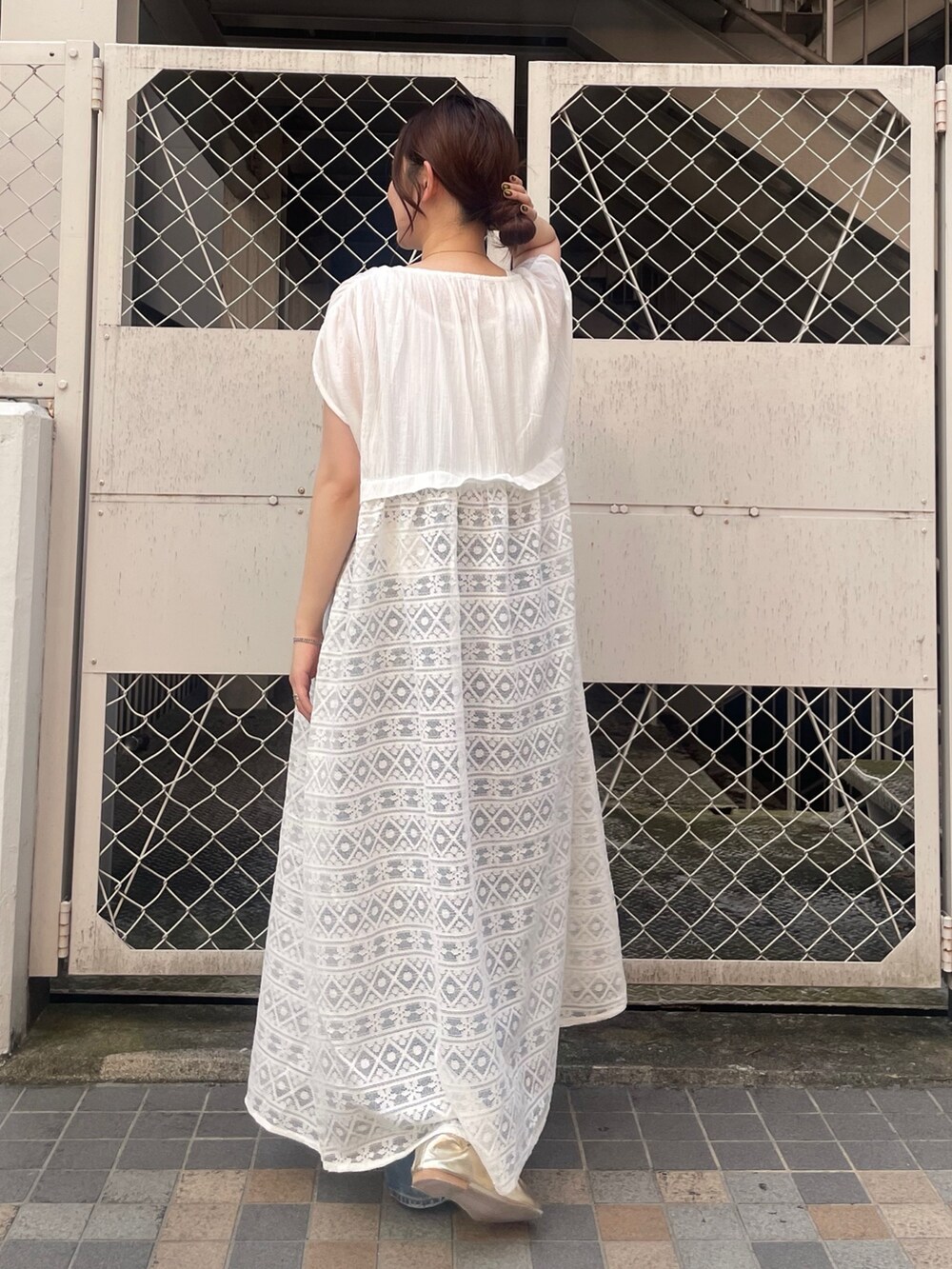 ホワイト系のワンピース、ゴールド系のバレエシューズを着用したレディースの夏コーディネートの3枚目の写真