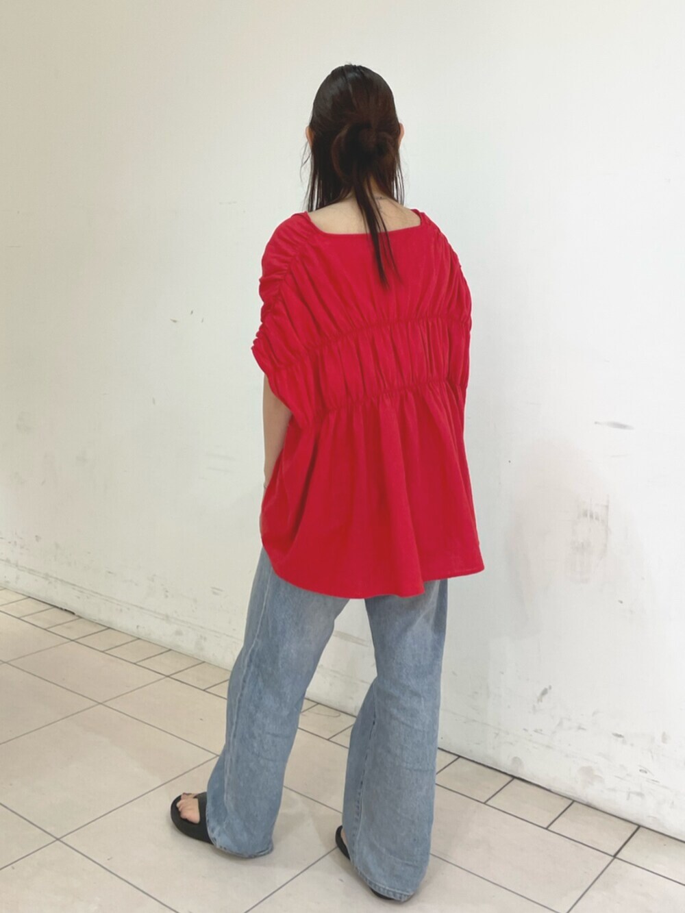 ブルー系のデニムパンツ、レッド系のシャツ/ブラウスを着用したレディースの夏コーディネートの5枚目の写真