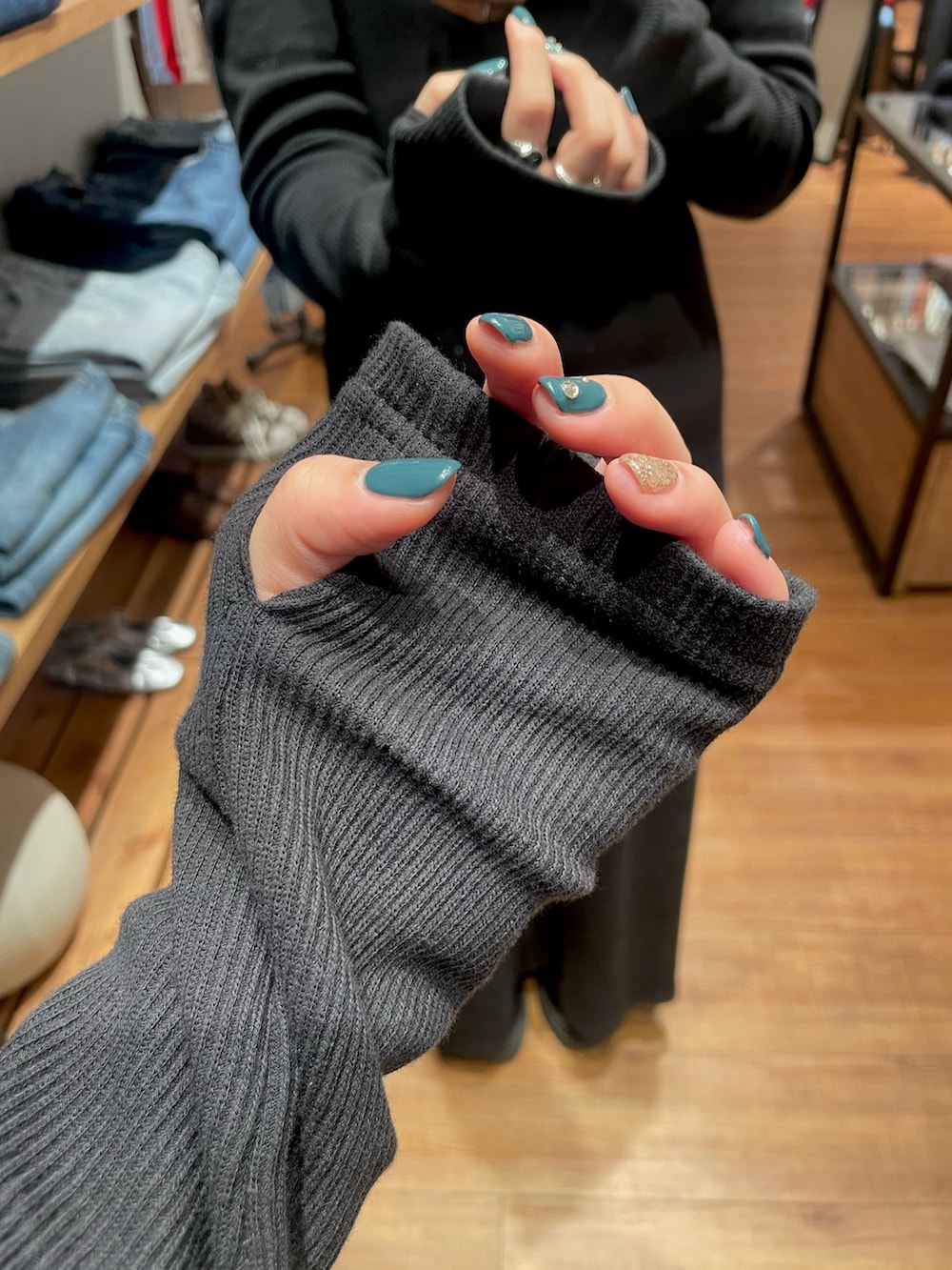 ブラック系のワンピース、ホワイト系のショルダーバッグを着用したレディースの春コーディネートの6枚目の写真