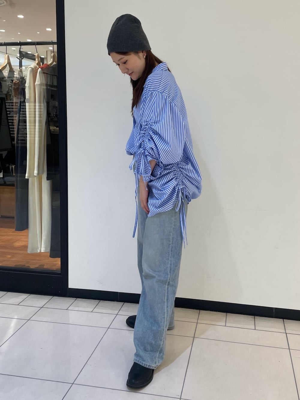 その他のシャツ/ブラウス、ブルー系のデニムパンツ、グレー系のニットキャップ/ビーニーを着用したレディースの秋コーディネートの2枚目の写真