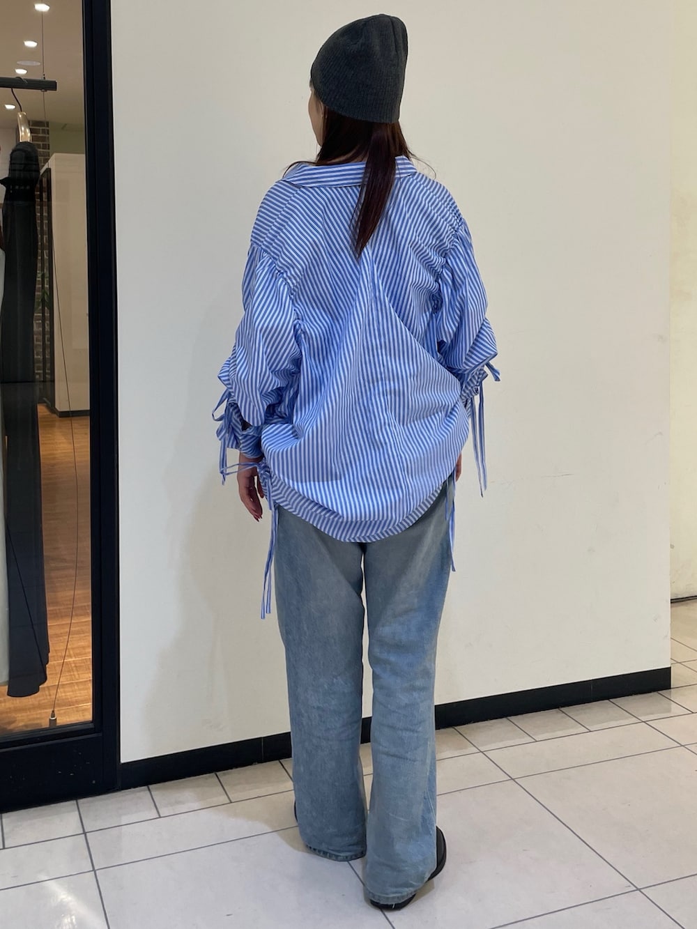 その他のシャツ/ブラウス、ブルー系のデニムパンツ、グレー系のニットキャップ/ビーニーを着用したレディースの秋コーディネートの4枚目の写真