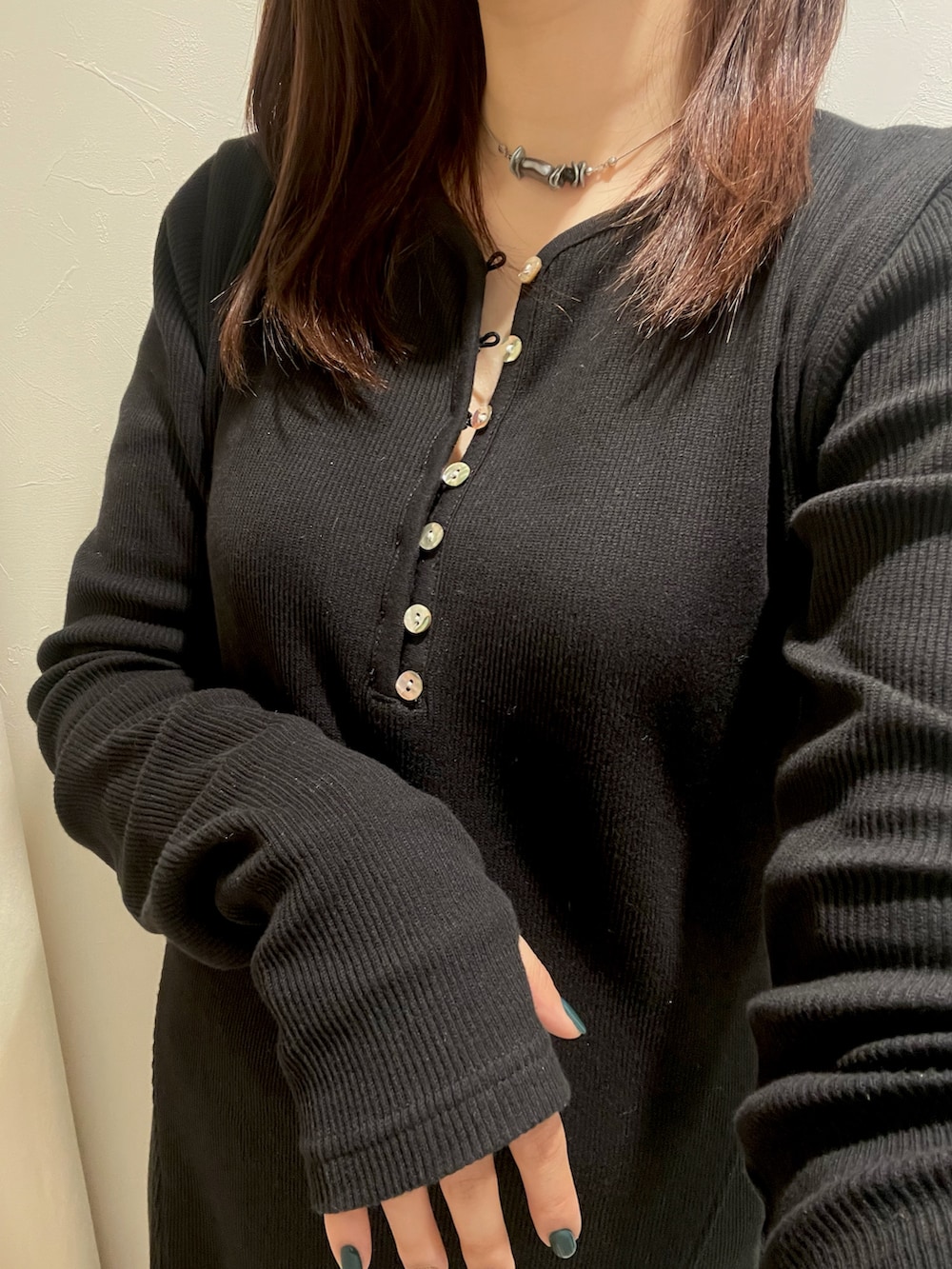 ブラック系のワンピース、ホワイト系のショルダーバッグを着用したレディースの春コーディネートの7枚目の写真