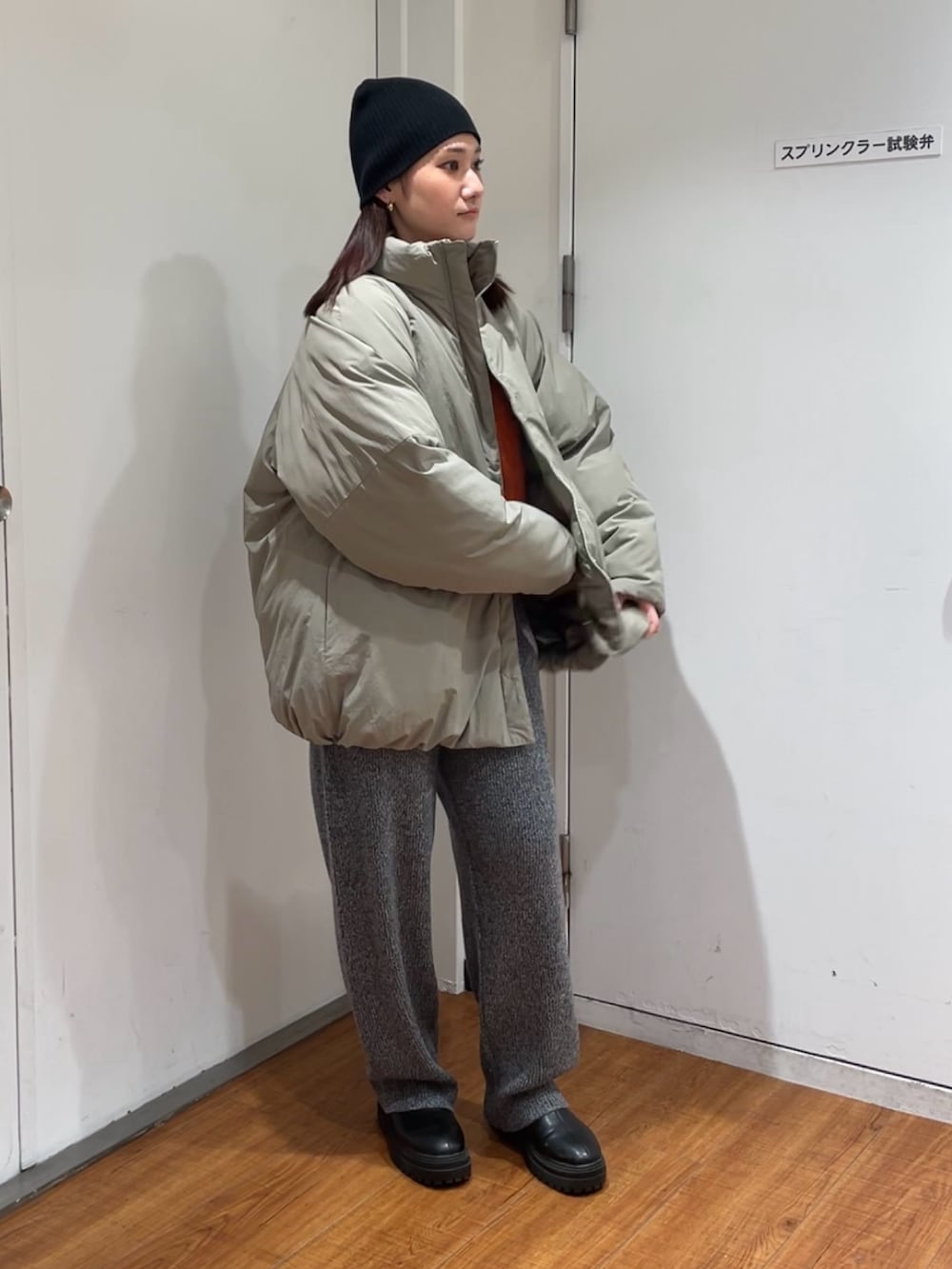 グリーン系のブルゾン、グレー系のその他パンツ、ブラック系のニットキャップ/ビーニーを着用したレディースの冬コーディネートの5枚目の写真