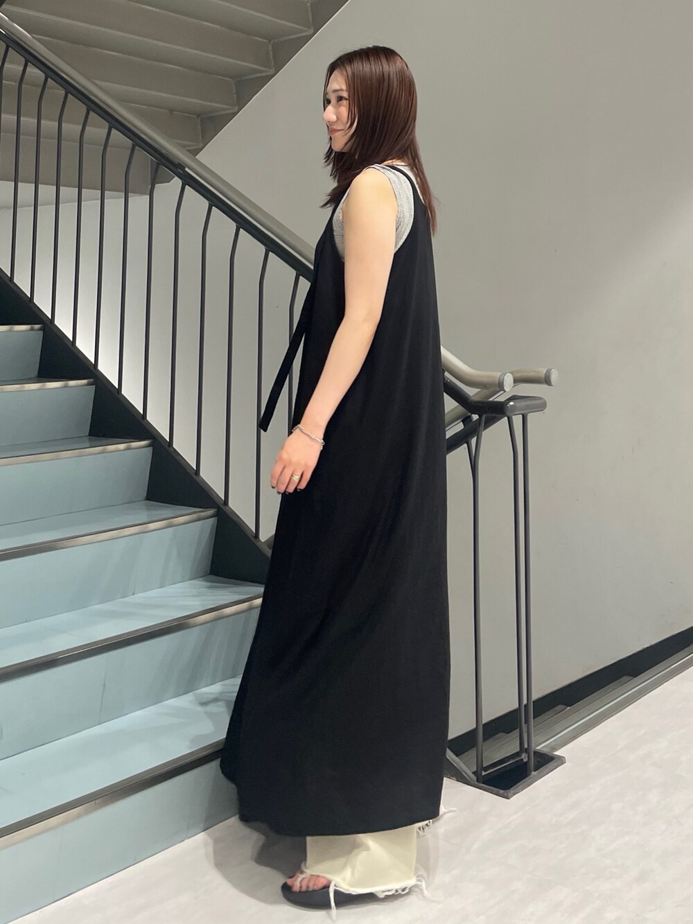 ブラック系のワンピース、その他のタンクトップ、ホワイト系のデニムパンツを着用したレディースの夏コーディネートの3枚目の写真