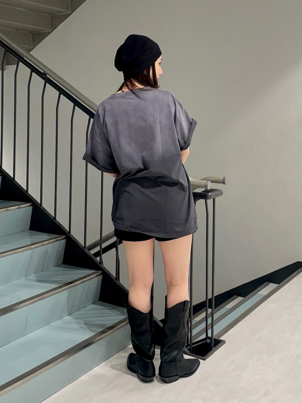 グレー系のTシャツ/カットソー、ブラック系のブーツを着用したレディースの春コーディネートの4枚目の写真