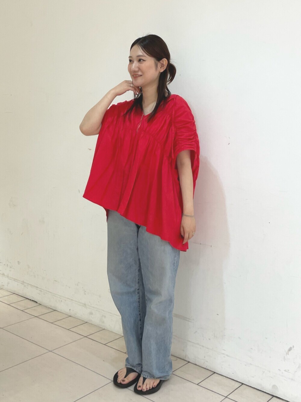 ブルー系のデニムパンツ、レッド系のシャツ/ブラウスを着用したレディースの夏コーディネートの4枚目の写真