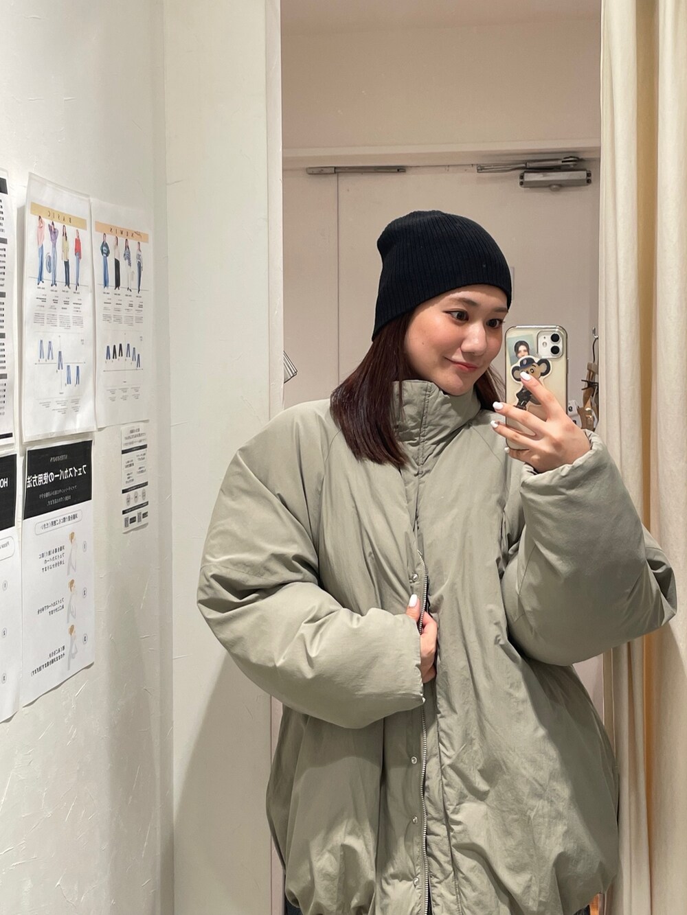 グリーン系のブルゾン、グレー系のその他パンツ、ブラック系のニットキャップ/ビーニーを着用したレディースの冬コーディネートの6枚目の写真