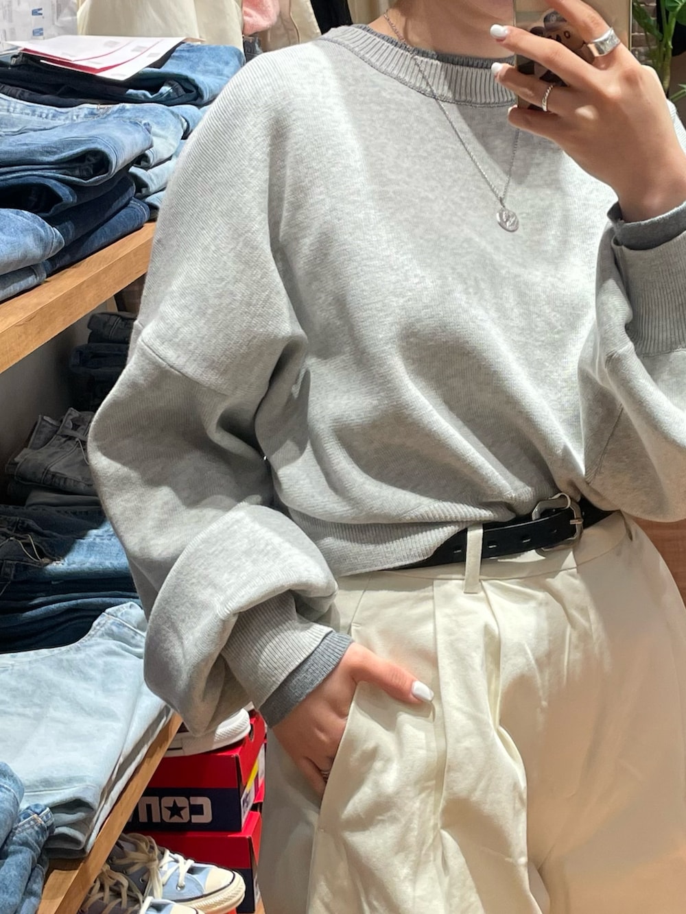 ホワイト系のチノパンツ、グレー系のニット/セーター、グリーン系のニット/セーターを着用したレディースの冬コーディネートの5枚目の写真