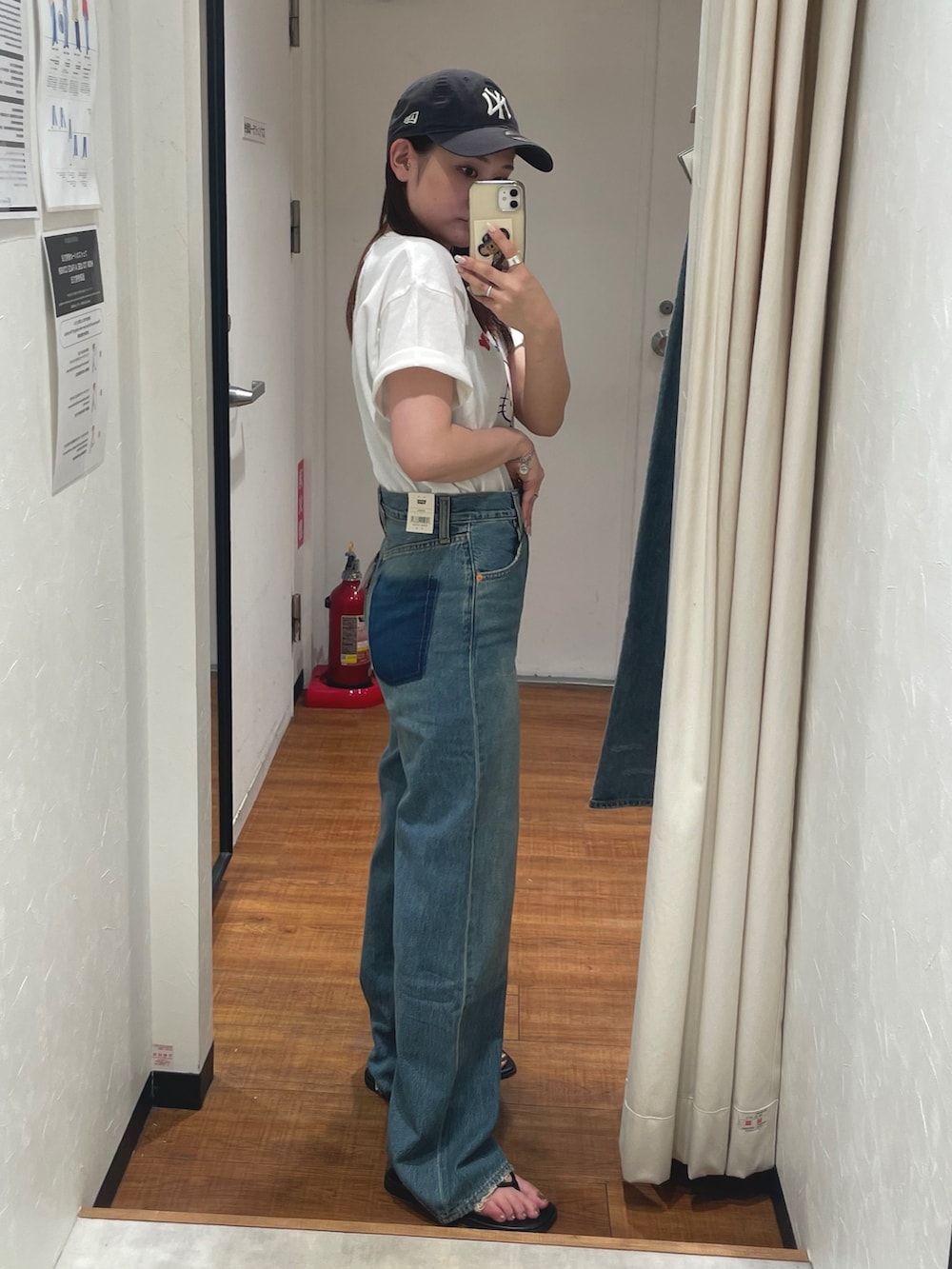 ホワイト系のTシャツ/カットソー、ブルー系のデニムパンツを着用したレディースの夏コーディネートの2枚目の写真