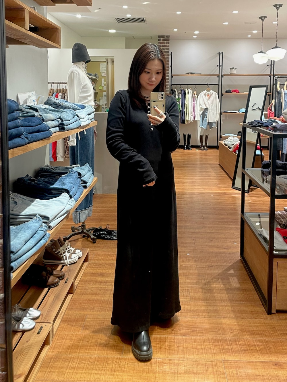 ブラック系のワンピース、ホワイト系のショルダーバッグを着用したレディースの春コーディネートの3枚目の写真