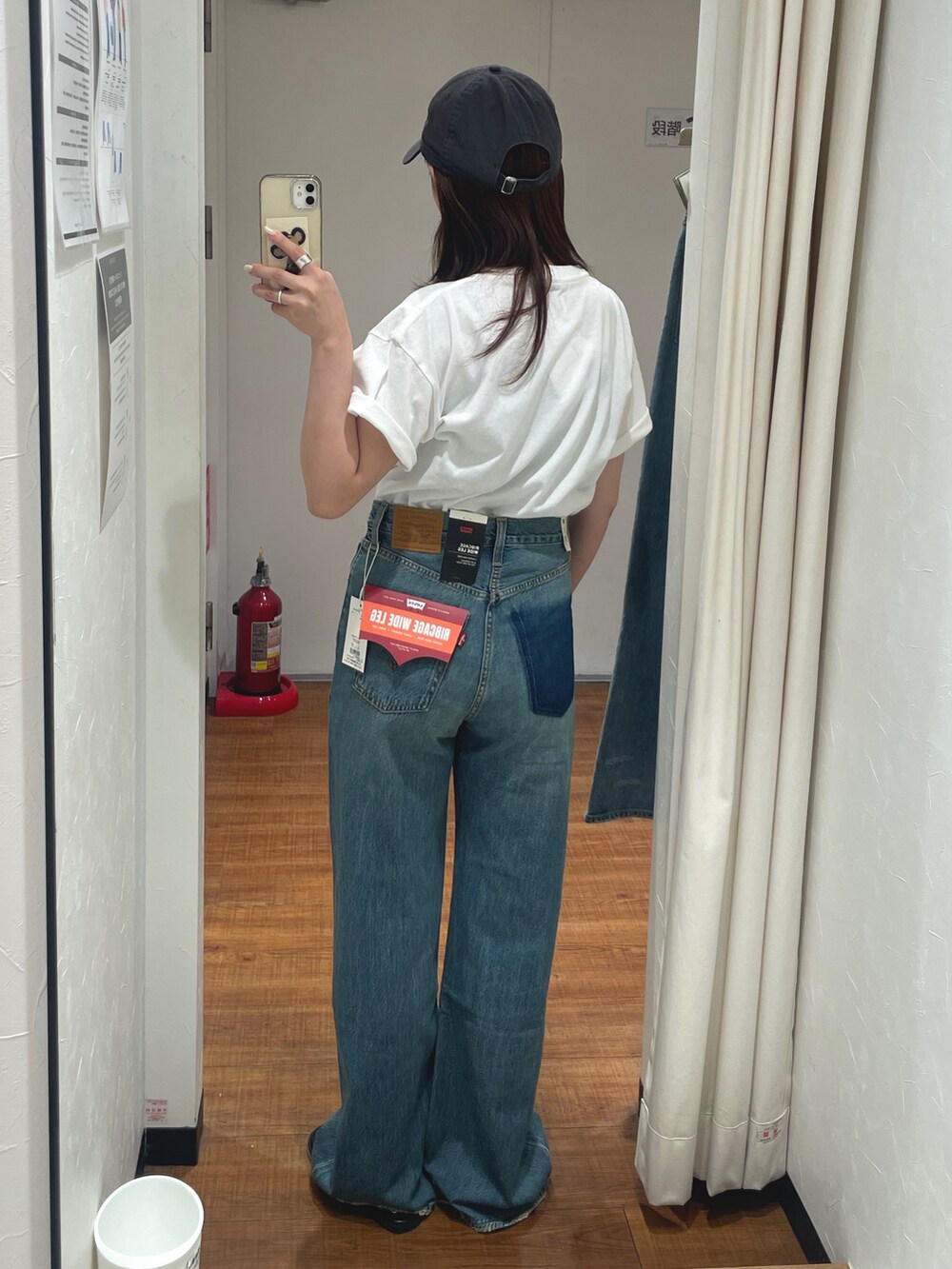 ホワイト系のTシャツ/カットソー、ブルー系のデニムパンツを着用したレディースの夏コーディネートの3枚目の写真