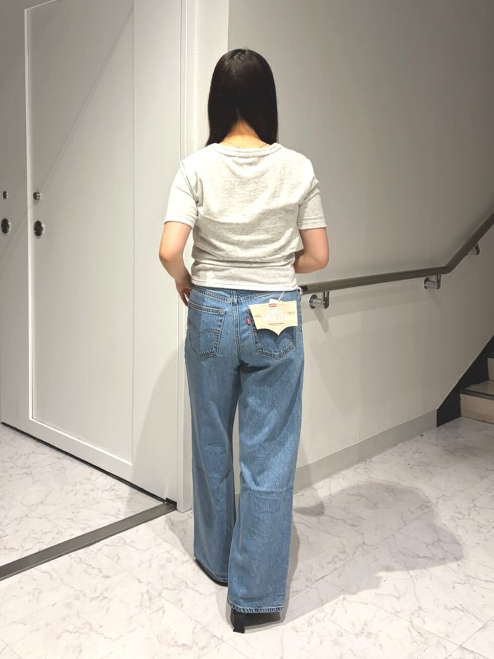 ホワイト系のTシャツ/カットソー、ブルー系のデニムパンツを着用したレディースの夏コーディネートの3枚目の写真