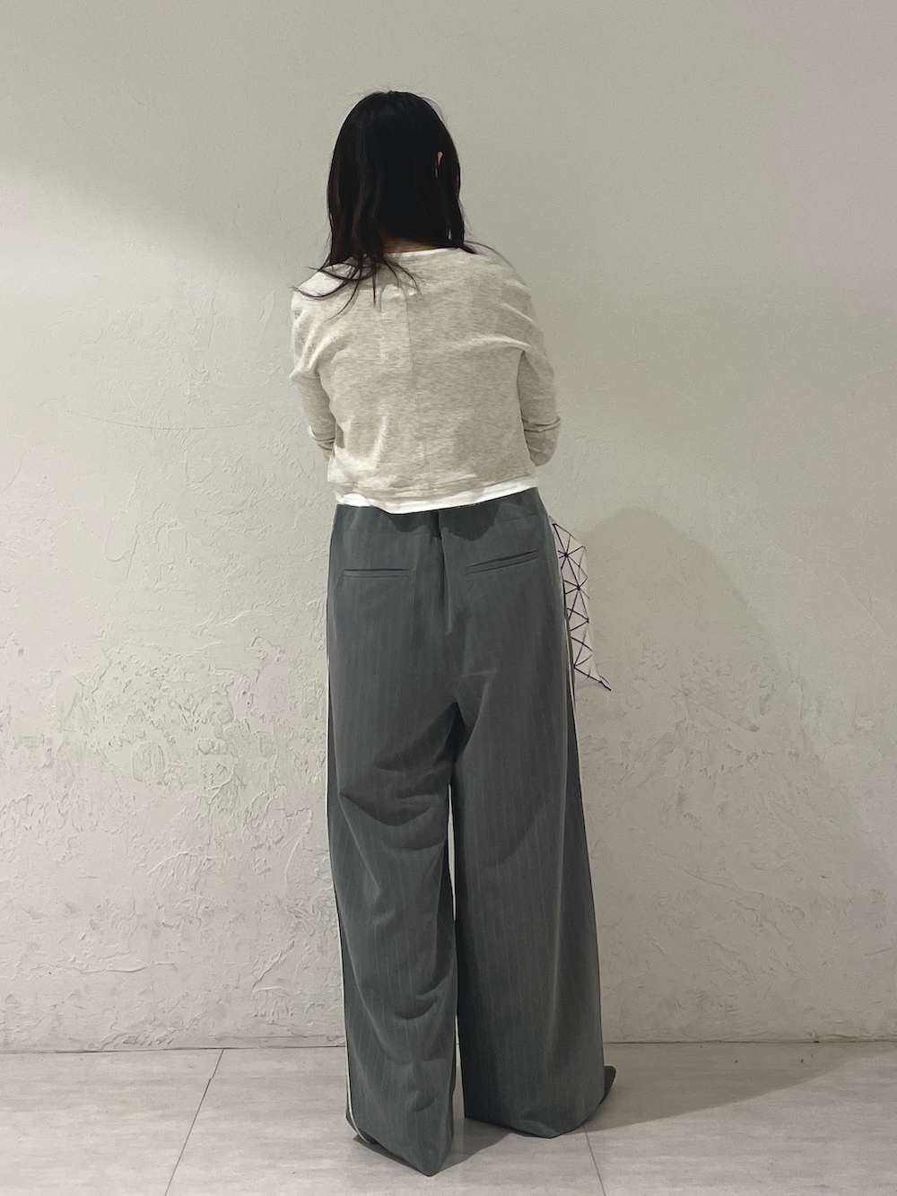 グレー系のTシャツ/カットソー、グレー系のその他パンツを着用したレディースの春コーディネートの3枚目の写真