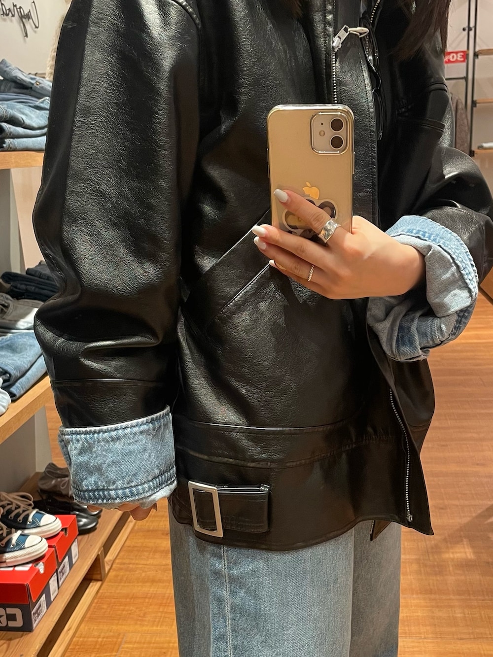 ブラック系のブルゾン、ブルー系のシャツ/ブラウス、ブルー系のデニムパンツを着用したレディースの冬コーディネートの4枚目の写真