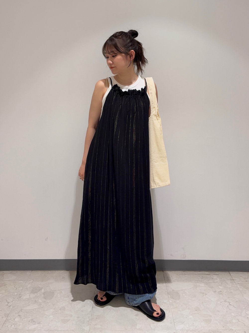ブラック系のワンピース、ホワイト系のタンクトップ、ホワイト系のトートバッグを着用したレディースの夏コーディネートの2枚目の写真