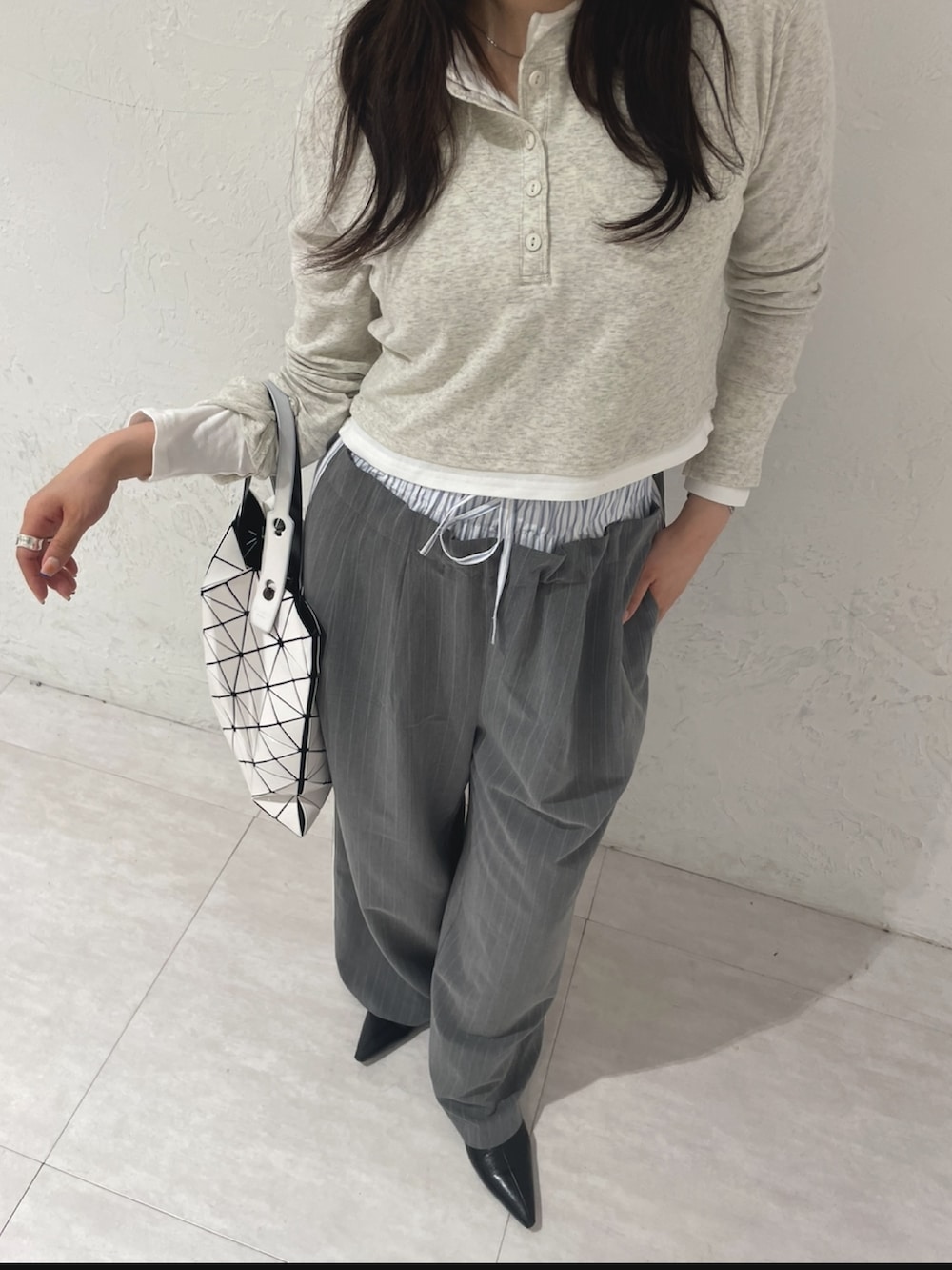 グレー系のTシャツ/カットソー、グレー系のその他パンツを着用したレディースの春コーディネートの4枚目の写真