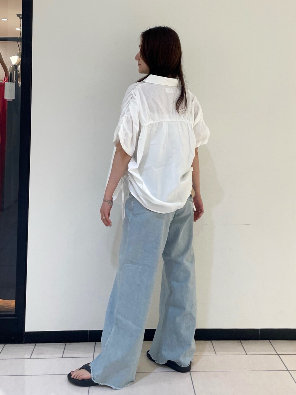 ブルー系のデニムパンツ、ホワイト系のシャツ/ブラウスを着用したレディースの夏コーディネートの3枚目の写真