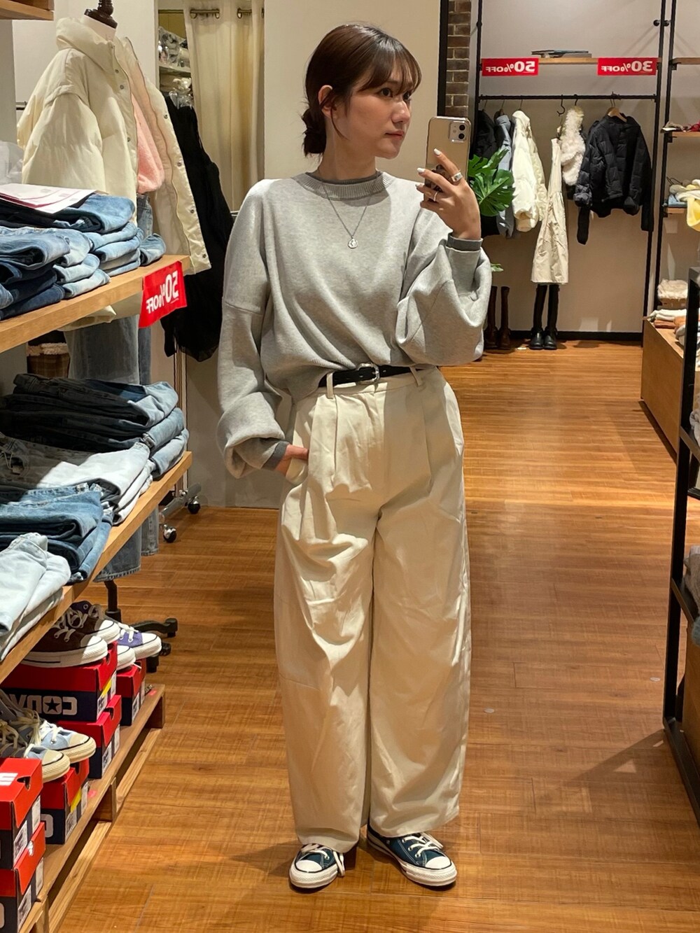 ホワイト系のチノパンツ、グレー系のニット/セーター、グリーン系のニット/セーターを着用したレディースの冬コーディネートの4枚目の写真