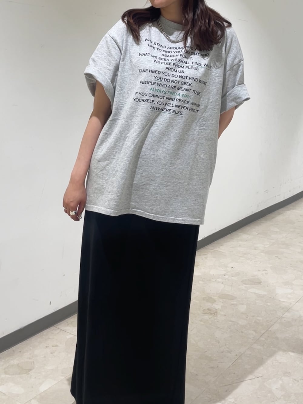 グレー系のTシャツ/カットソー、ブラック系のスカート、ブラック系のメガネを着用したレディースの夏コーディネートの5枚目の写真