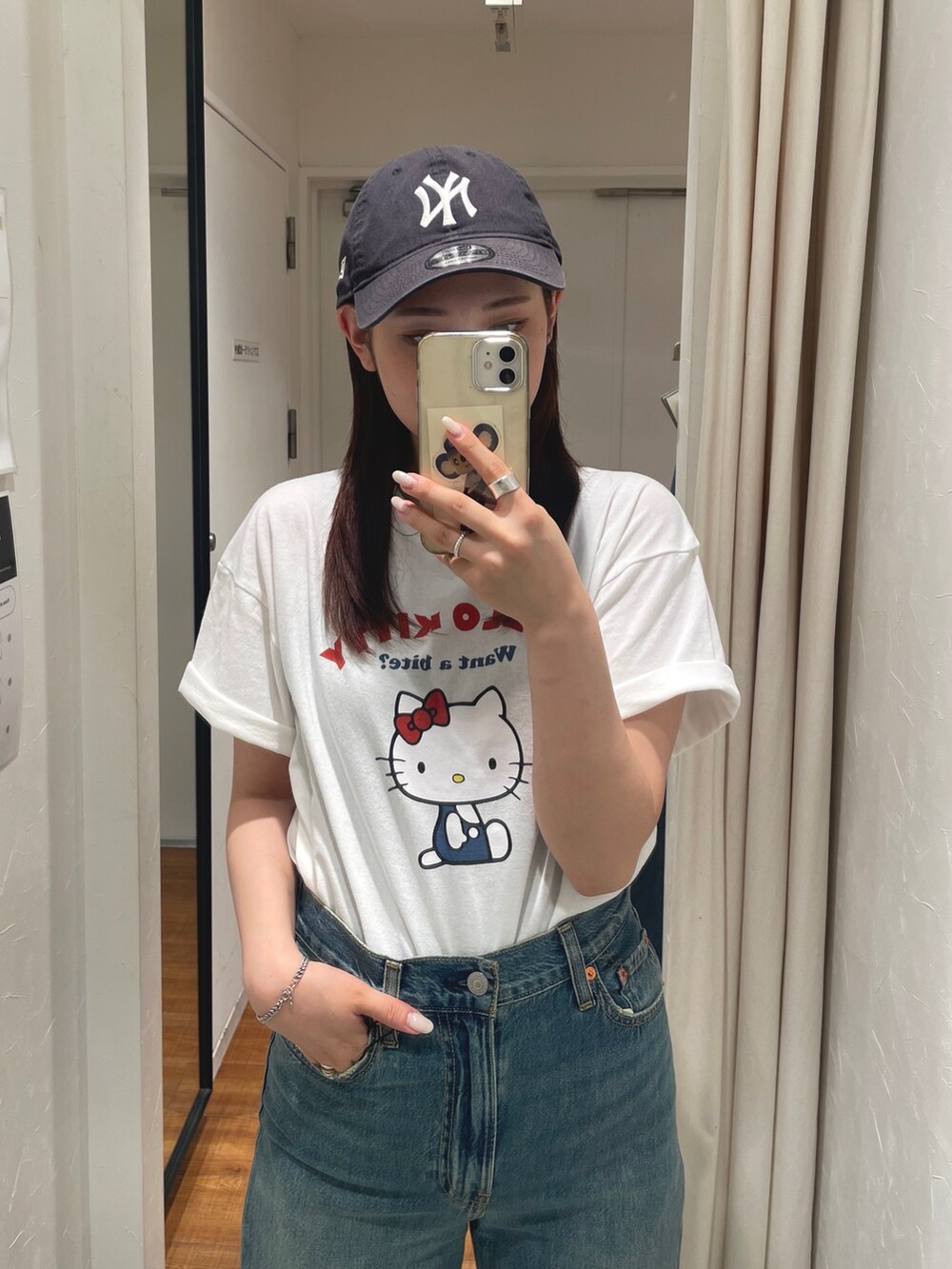 ホワイト系のTシャツ/カットソー、ブルー系のデニムパンツを着用したレディースの夏コーディネートの4枚目の写真