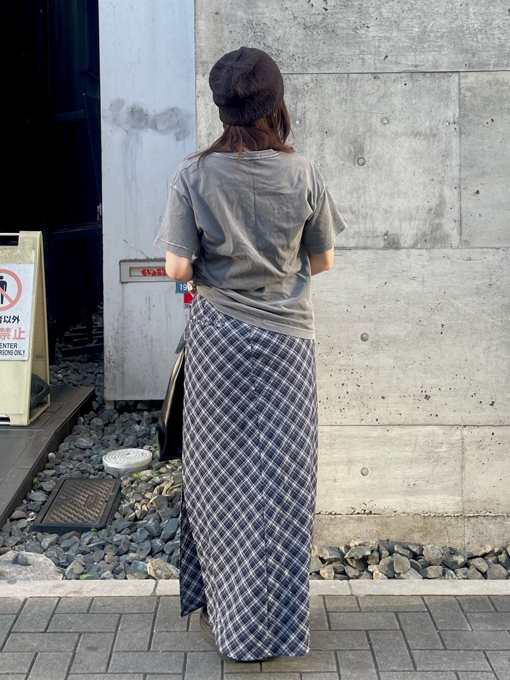 ブルー系のスカート、ブラック系のハンドバッグを着用したレディースの春コーディネートの4枚目の写真