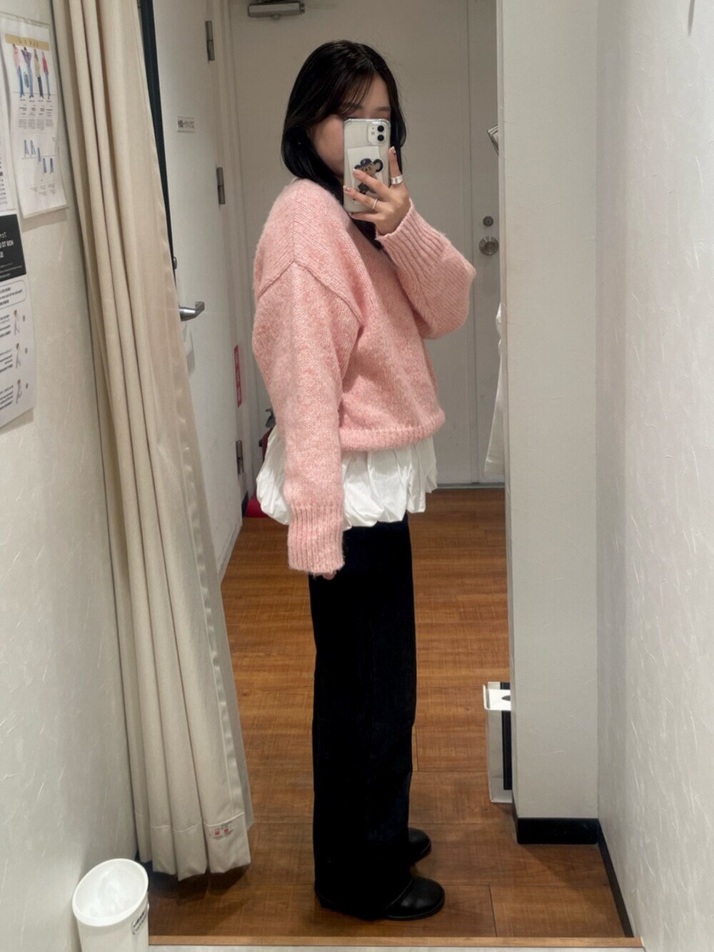 ブルー系のデニムパンツ、ピンク系のニット/セーター、ホワイト系のニット/セーターを着用したレディースの秋コーディネートの2枚目の写真