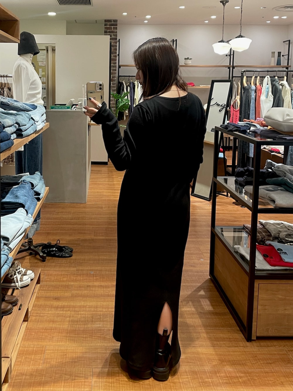 ブラック系のワンピース、ホワイト系のショルダーバッグを着用したレディースの春コーディネートの5枚目の写真