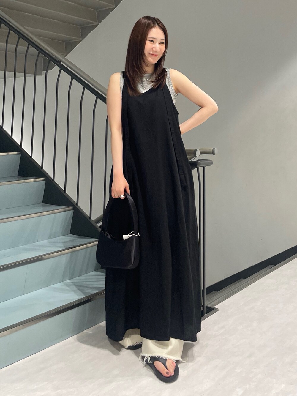 ブラック系のワンピース、その他のタンクトップ、ホワイト系のデニムパンツを着用したレディースの夏コーディネートの2枚目の写真