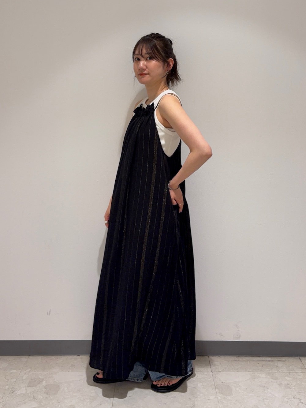 ブラック系のワンピース、ホワイト系のタンクトップ、ホワイト系のトートバッグを着用したレディースの夏コーディネートの3枚目の写真