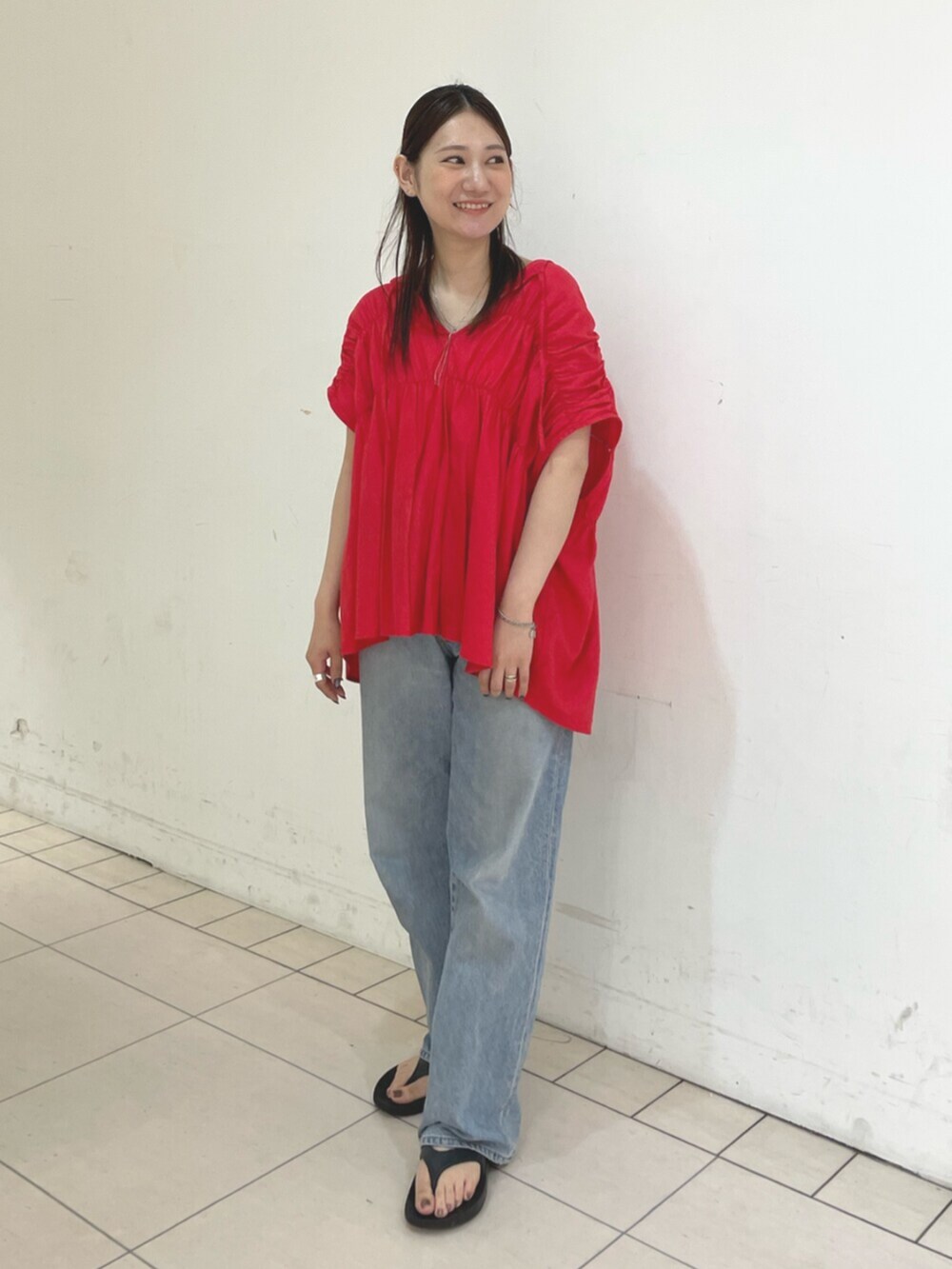 ブルー系のデニムパンツ、レッド系のシャツ/ブラウスを着用したレディースの夏コーディネートの2枚目の写真